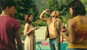 Coca-cola coloca irmão e irmã disputando o mesmo homem em comercial; assista