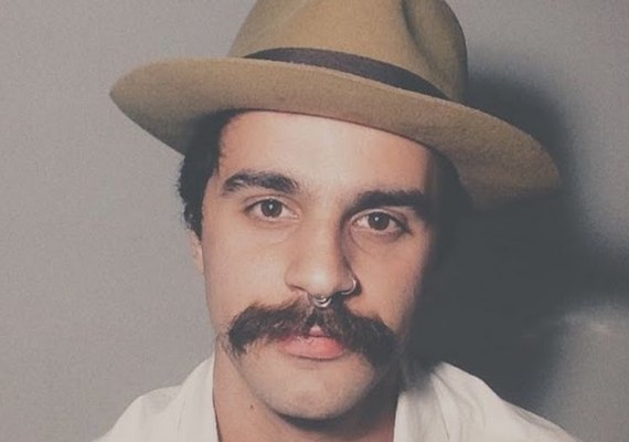Rodrigo Alarcon se apresenta nesta quarta (30) no Rex, em Jaraguá