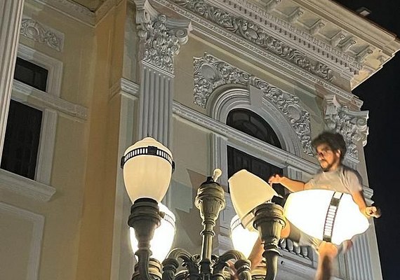 Folião sofre acidente após escalar e depredar poste de iluminação em Jaraguá