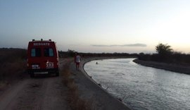 Cavalos são resgatados após caírem no Canal do Sertão