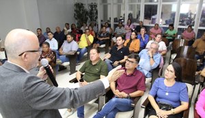 Ex-ministro do turismo palestra em Coruripe para empresários do setor