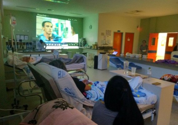 Pacientes assistem a filmes nas enfermarias do Hospital de Emergência em Arapiraca