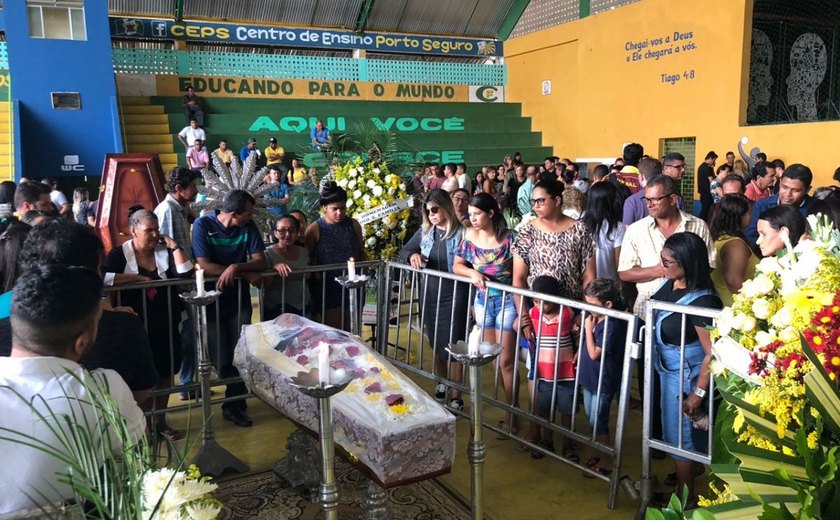Vereador Silvânio Barbosa é sepultado em clima de muita comoção