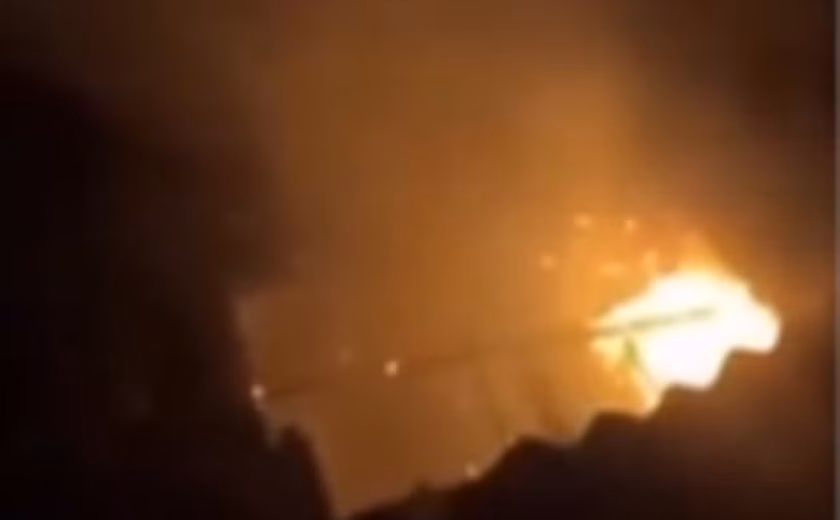 Incêndio atinge casa no centro de Joaquim Gomes e destrói parte do telhado