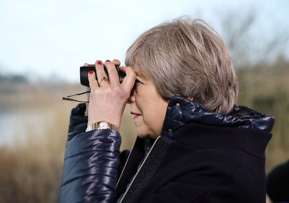 May ganha do Parlamento britânico alívio de duas semanas sobre Brexit