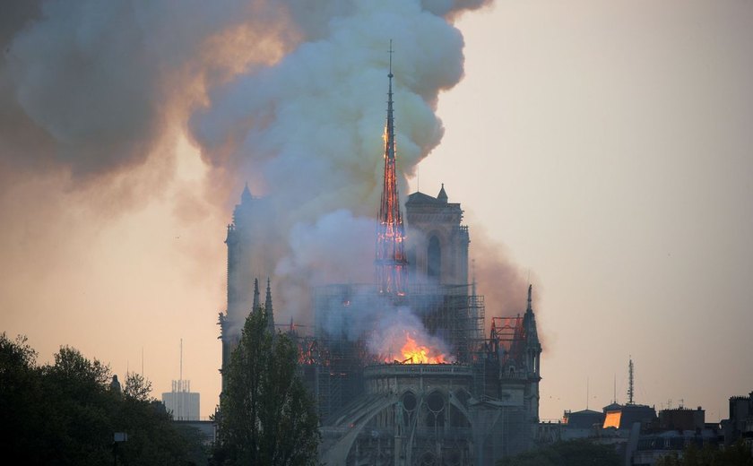 França vai criar fundo para reconstrução da Catedral de Notre-Dame