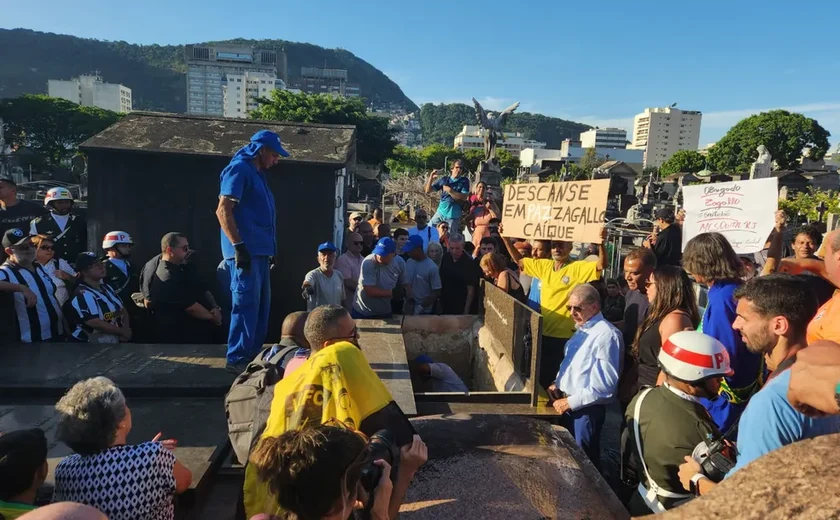 Corpo do ex-jogador e ex-técnico Zagallo é enterrado no Rio de Janeiro