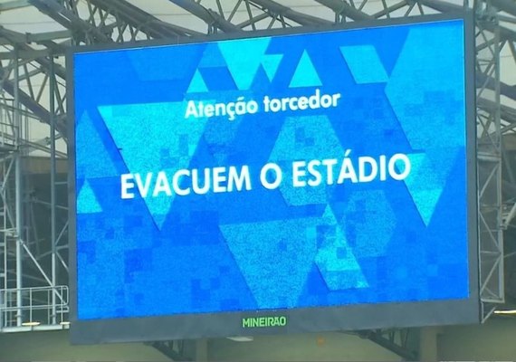 Após rebaixamento inédito, torcedores do Cruzeiro depredam Estádio do Mineirão