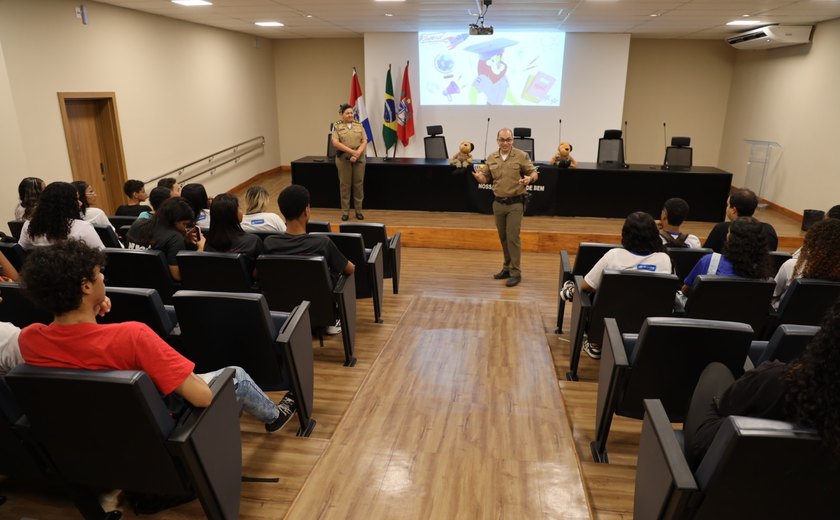 Parceria entre Ministério Público e Proerd da PMAL leva mais uma escola à sede da instituição