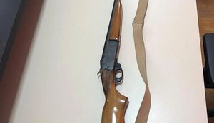 Homem investigado por crime contra idoso é preso com espingarda 12