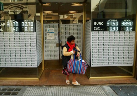 Argentina faz controle de gafanhotos e diminui nuvem que se aproxima do Brasil