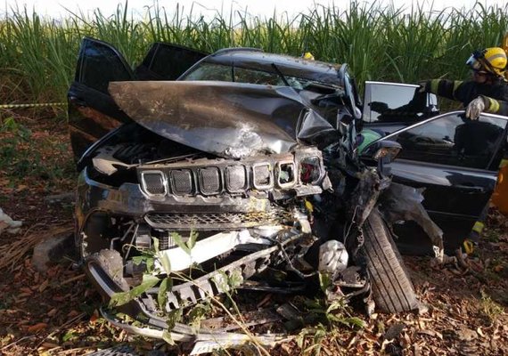 Ciclista é atingido e morre em colisão entre dois carros