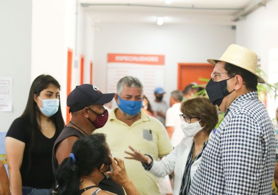 Prefeito visita clínica pública objetivando ouvir as demandas na saúde de Rio Largo