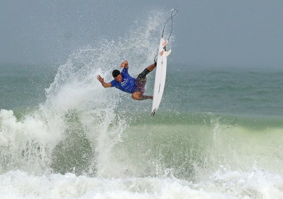 Praia do Trapiche da Barra tem dia de boas ondas dando sequência a baterias masculinas no Vivo Dream Tour Maceió