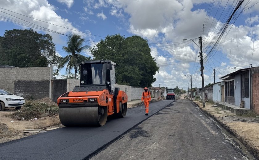 Ruas Divaldo Suruagy e Tancredo Neves recebem pavimentação no Village Campestre
