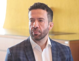 André Janones (Rede-MG) poderá ter alta em 48 horas, diz boletim médico