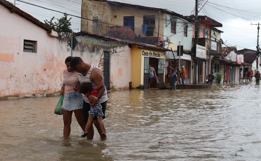 Enchente afeta famílias de Fernão Velho, Flexais e de outros bairros que margeiam a Lagoa Mundaú