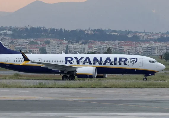 Passageiro é sugado para fora de avião 'até os ombros' após janela quebrar