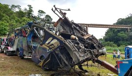 Polícia ainda tenta identificar motorista que pulou do ônibus que caiu de viaduto em MG