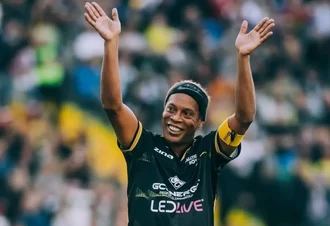 Aos 46 anos, Ronaldinho Gaúcho retorna ao futebol e assina com clube