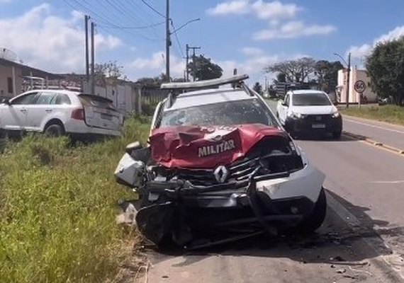 Colisão com viatura policial deixa dois PMs e condutor de veículo feridos