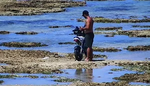 Homem é detido após conduzir moto elétrica sobre corais na Ponta Verde