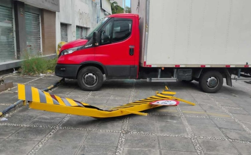Motorista desobedece sinalização e destrói pórtico na Avenida Governador Afrânio Lages