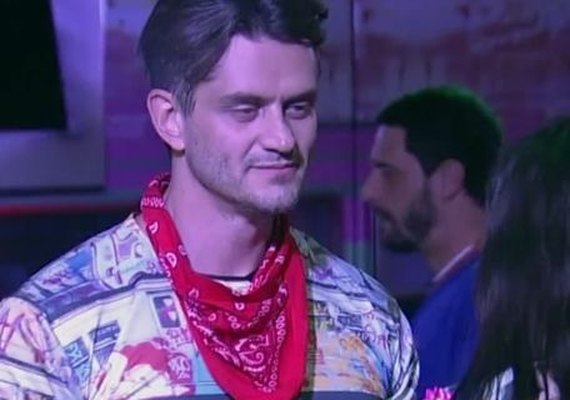 'BBB 17': Marcos tenta mas leva quarto 'toco' de Emilly durante a Festa São Paulo