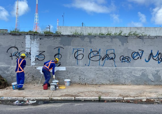 Vândalos picham ponto revitalizado pela Alurb no Jacintinho