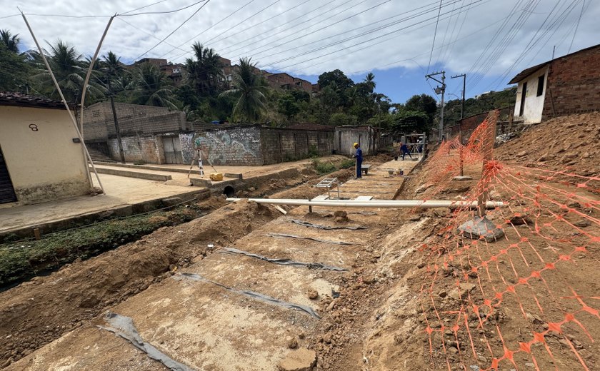 Moradores da Grota do Ipanema, no Feitosa, celebram avanço das obras de drenagem