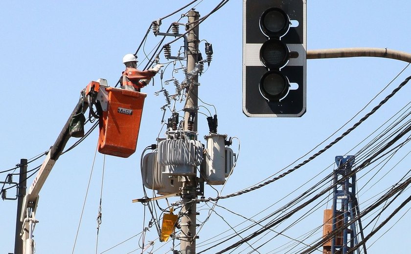 Governo anuncia fim da tarifa extra para consumidores de energia