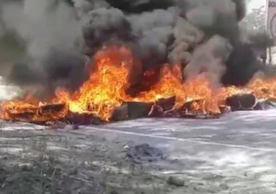 Comerciantes de Porto Real do Colégio fecham via em protesto contra fechamento de posto fiscal