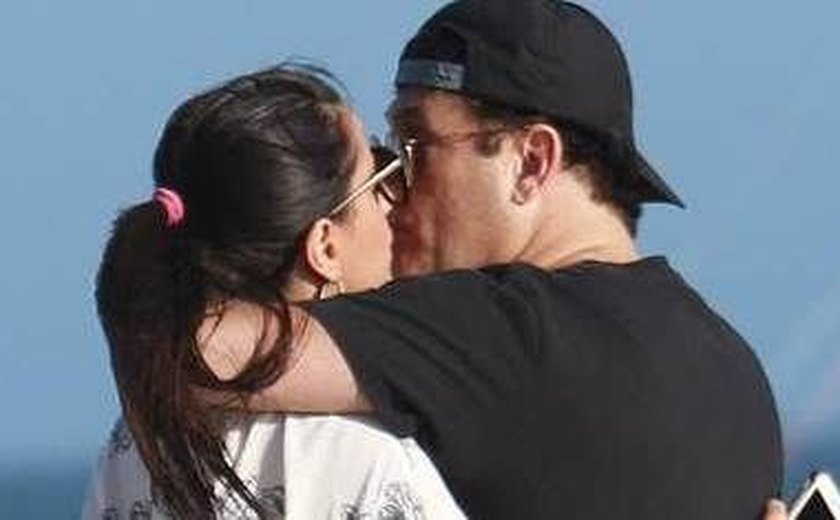 Sérgio Mallandro beija muito a nova namorada em praia do Rio; conheça a moça