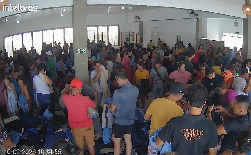 Moradores lotam clube  durante venda de roupas com preços promocionais em Paulo Jacinto