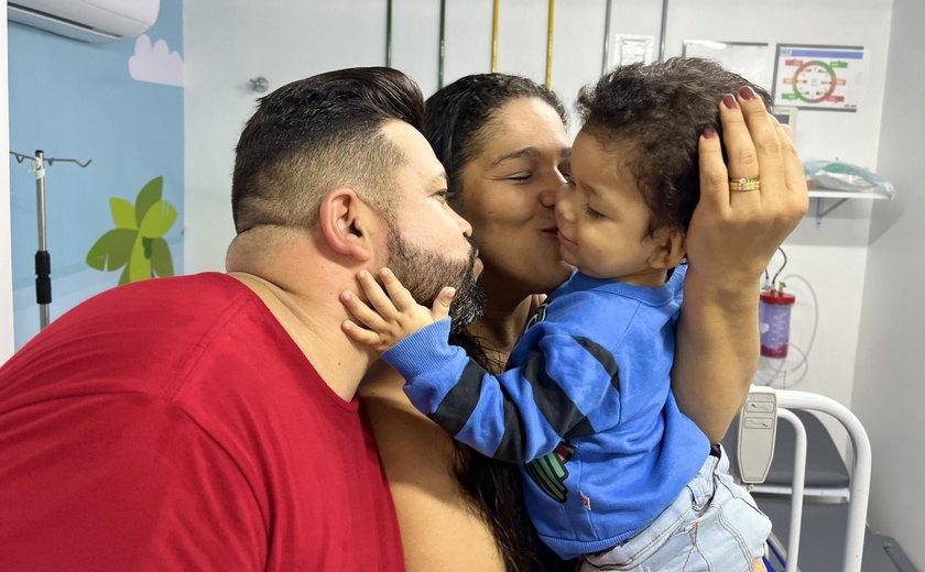 HGE salva a vida de criança de 1 ano e família retorna à unidade hospitalar para agradecer aos servidores