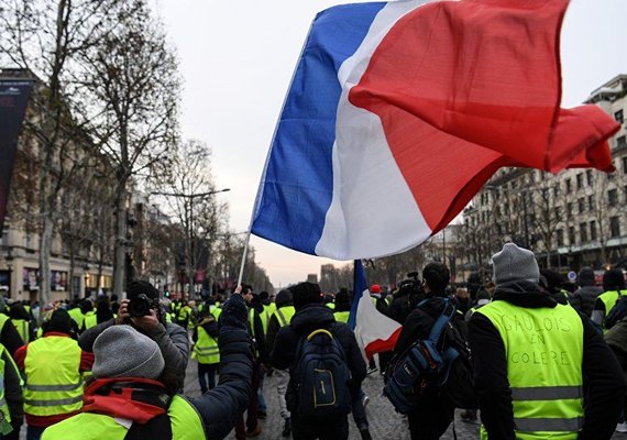 Coletes amarelos vão às ruas na França no 5º sábado de protestos