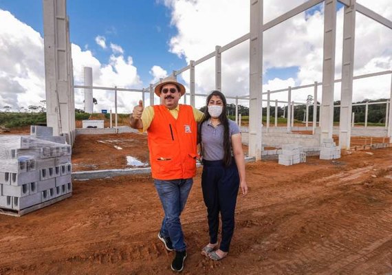 Prefeito e secretária visitam grande indústria que está sendo construída em Rio Largo