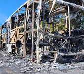 Ônibus é destruído por incêndio na Avenida Fernandes Lima