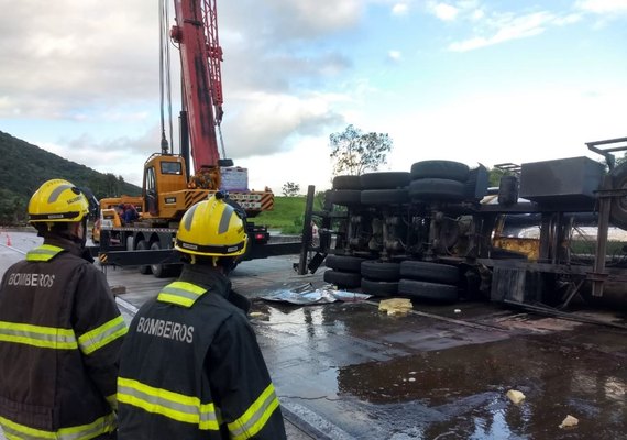 Carreta tomba na zona rural de Flexeiras e deixa rodovia BR-101 repleta de melaço