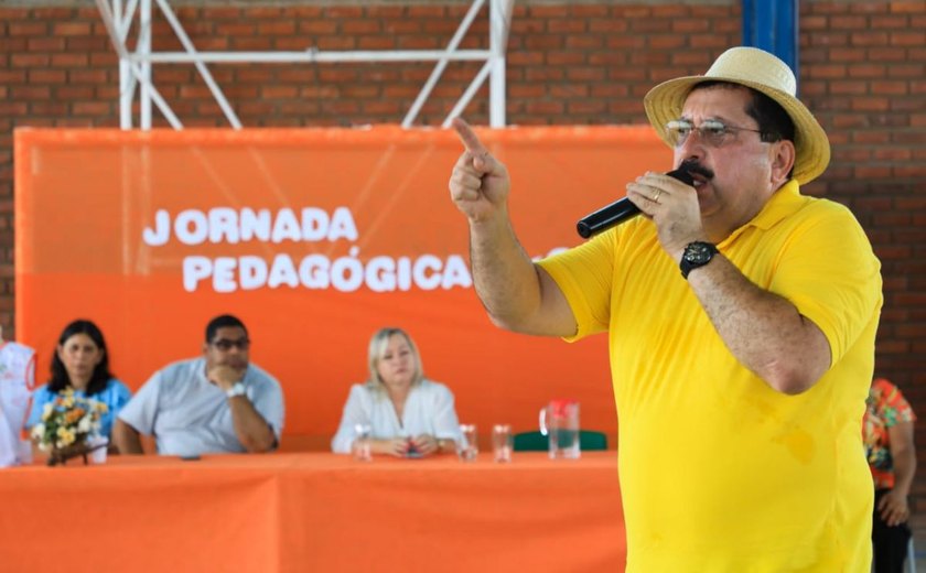 Prefeito Gilberto Gonçalves participa de reunião de pais na Escola Gustavo Paiva