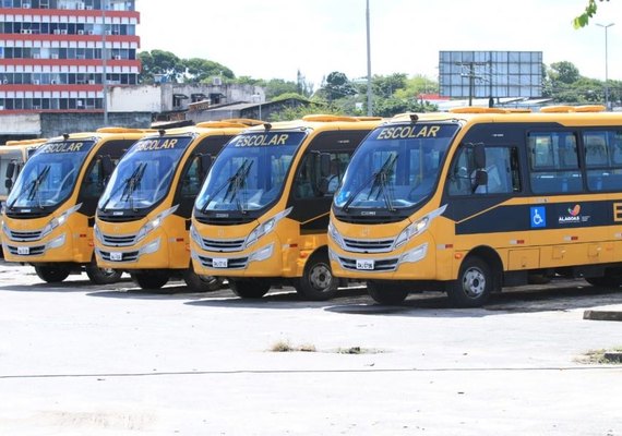 Secretaria entrega 100 ônibus que atenderão 11 mil estudantes da rede estadual de Alagoas