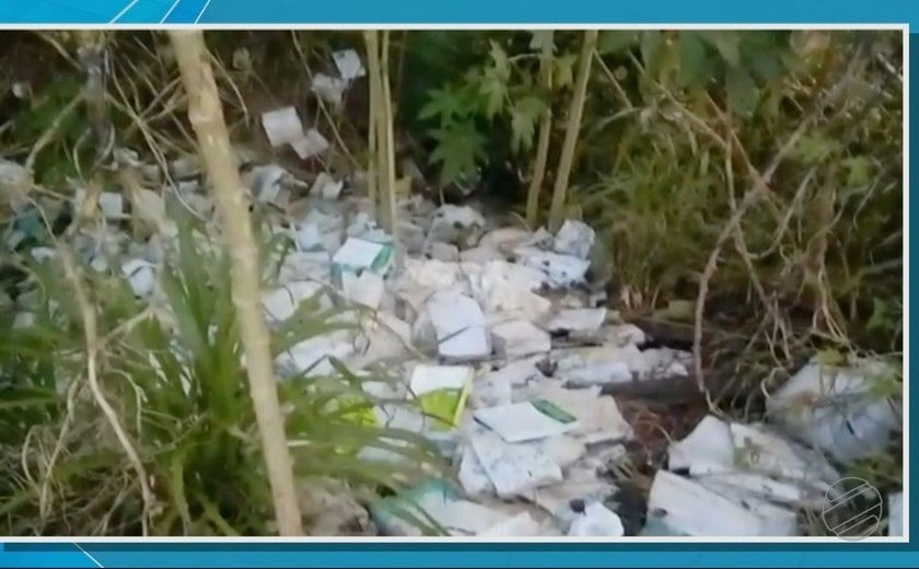 Morador flagra descarte de livros didáticos em lixão em Mato Grosso do Sul