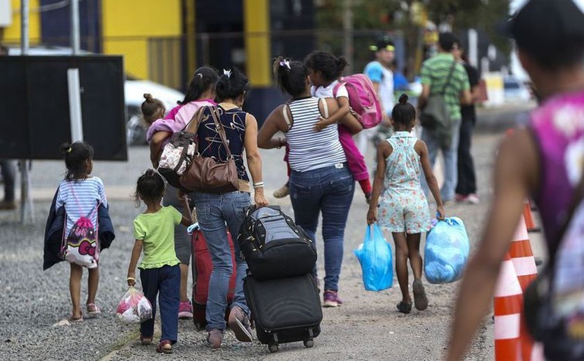 Mais de 100 venezuelanos são transferidos para quatro cidades