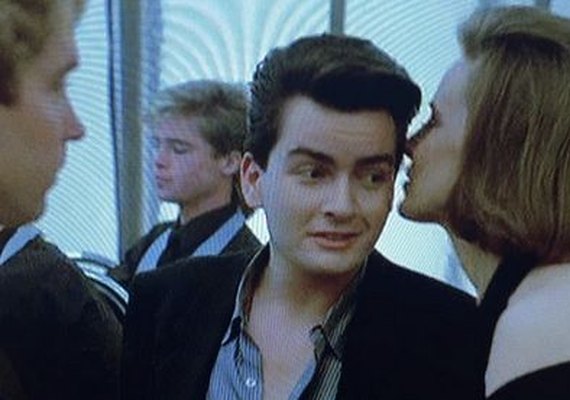 Sheen mostra Brad Pitt como figurante em filme estrelado por ele nos anos 80
