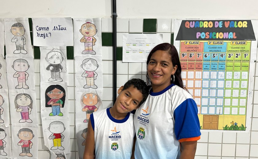 Escola municipal se torna espaço de transformação para adultos que voltam a estudar juntos aos filhos e netos