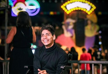 Inclusão literária: Luiz Felipe, ex-aluno da Escola Alternativa, participa da Literativa com obra que inspira estudantes