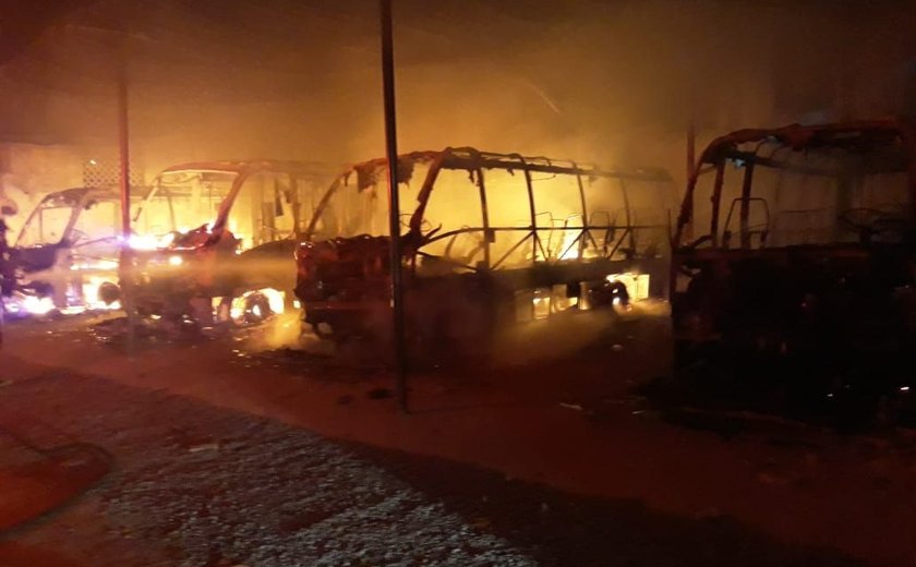 Incêndio em galpão de Rio Largo destrói 4 micro-ônibus de transporte complementar