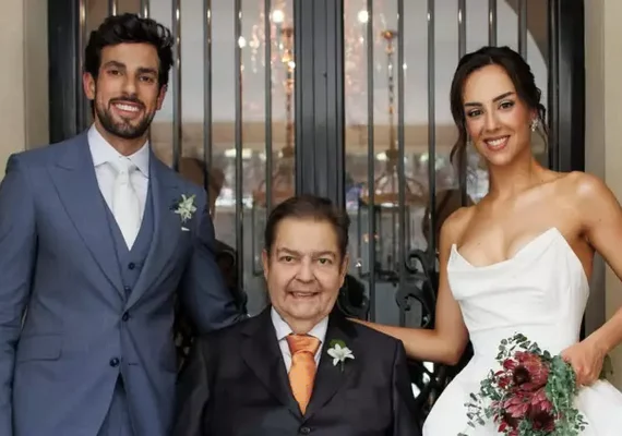 Faustão usa cadeira de rodas para levar filha Lara ao altar; veja vídeo