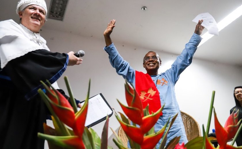 Zezito Araújo recebe Doutor Honoris Causa durante a Bienal de Alagoas