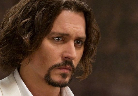 Depp faz liquidação de bens por causa de crise financeira, mas se recusa a vender jatinho